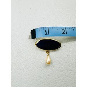 Monet Brooch Women OS Navy Blue Excellent Vintage Gold Tone Pearl Drop Oval Pin